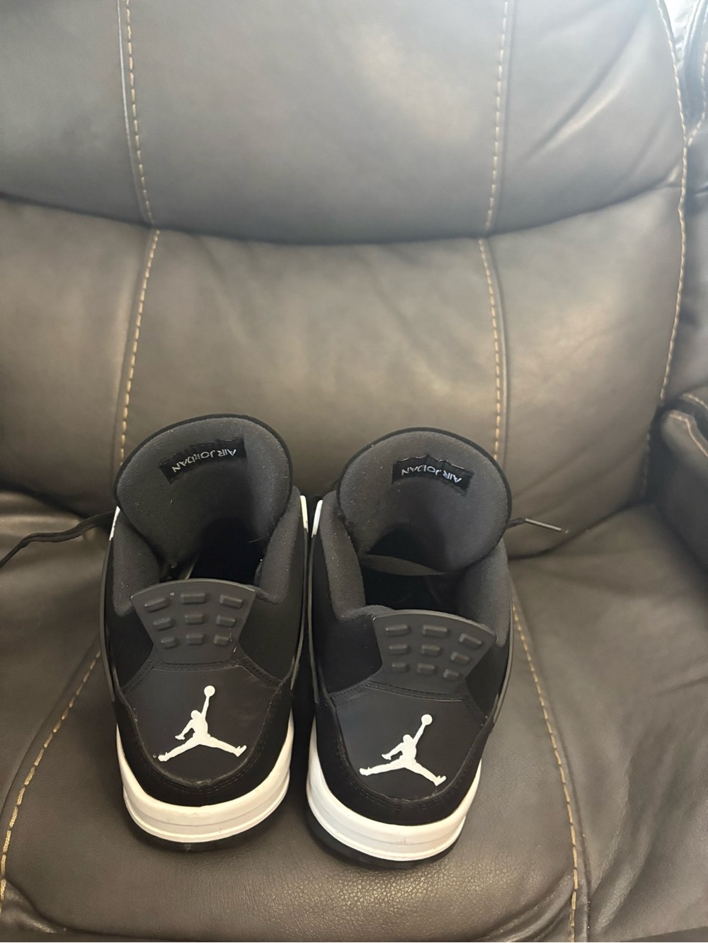 Jordan’s 4 white thunders